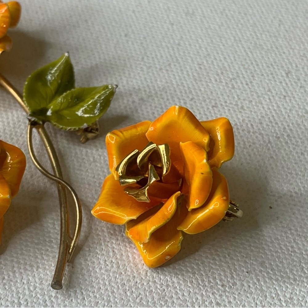 Retro Flower Power Enamel Brooch Pin and Clip Earrings Set Orange & Gold Floral - Picture 5 of 15